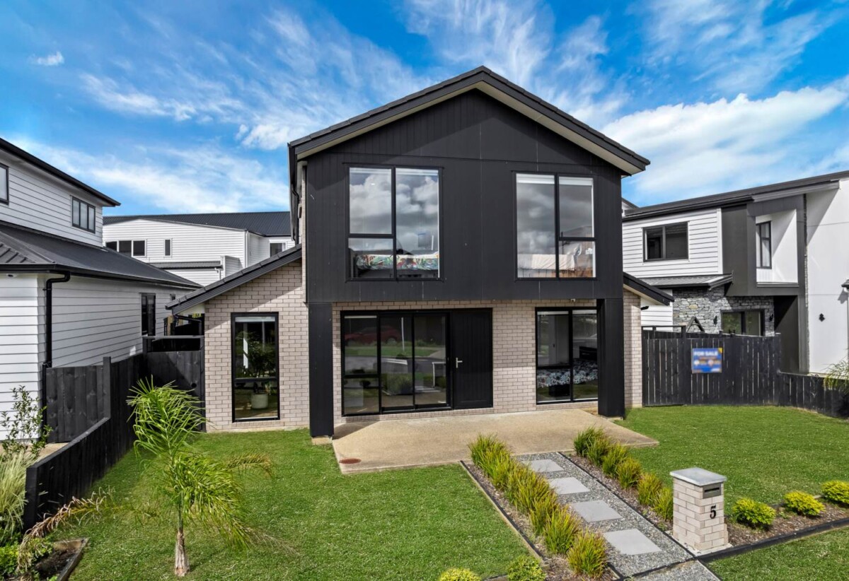 Built by renowned builder GJ Gardner, 4 beds 3 baths house with garage on 378m² section, 0.3 km to Mangapikopiko School, 1.4 km to Rosehill Intermediate, 1.6 km to Rosehill College, 5 Emerald Avenue, Rosehill, Auckland