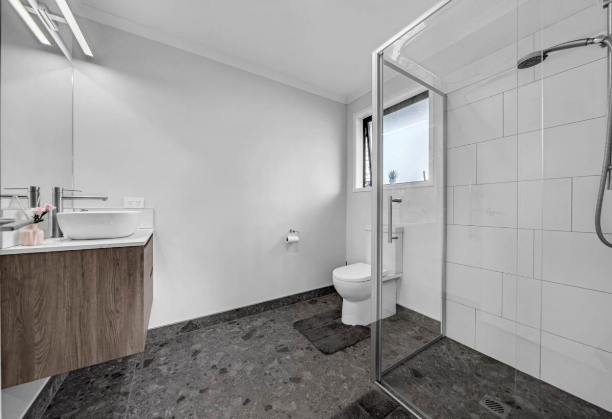 Built by renowned builder GJ Gardner, 4 beds 3 baths house with garage on 378m² section, 0.3 km to Mangapikopiko School, 1.4 km to Rosehill Intermediate, 1.6 km to Rosehill College, 5 Emerald Avenue, Rosehill, Auckland