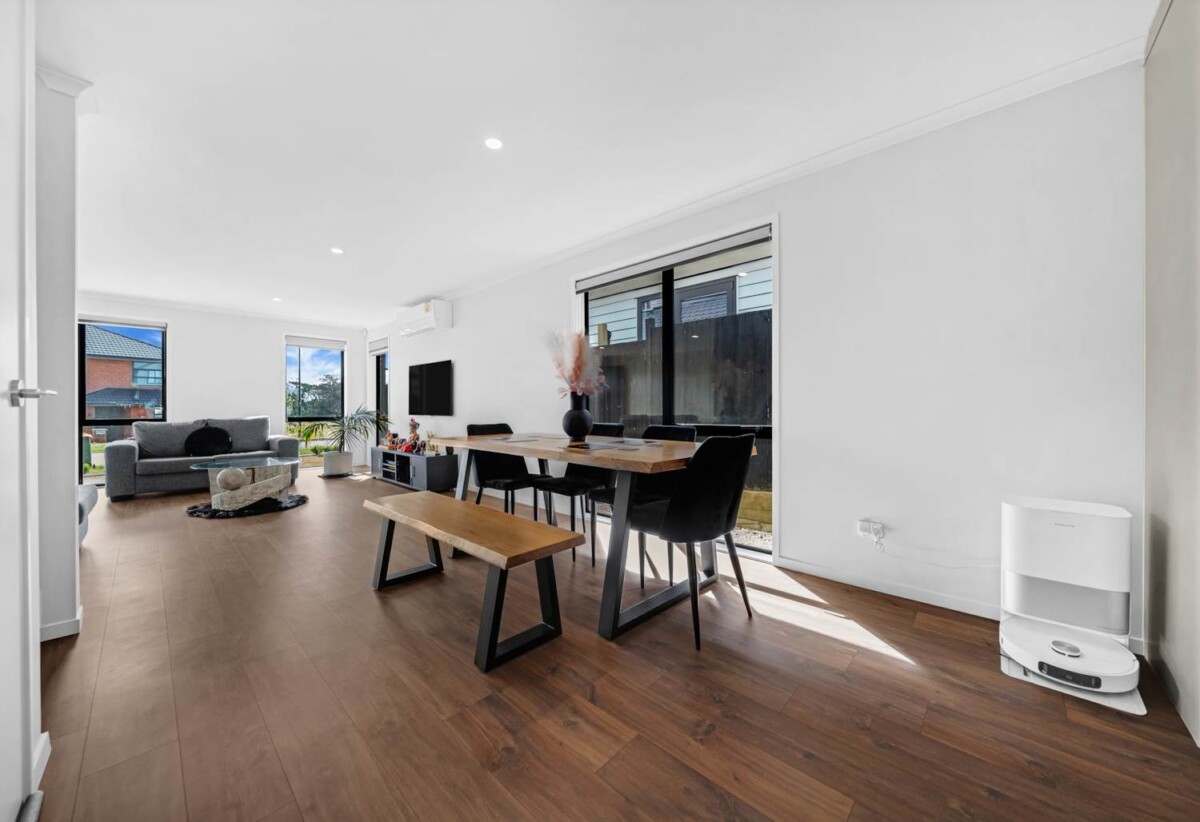 Built by renowned builder GJ Gardner, 4 beds 3 baths house with garage on 378m² section, 0.3 km to Mangapikopiko School, 1.4 km to Rosehill Intermediate, 1.6 km to Rosehill College, 5 Emerald Avenue, Rosehill, Auckland
