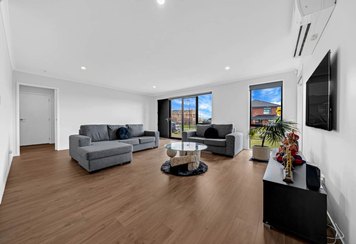Built by renowned builder GJ Gardner, 4 beds 3 baths house with garage on 378m² section, 0.3 km to Mangapikopiko School, 1.4 km to Rosehill Intermediate, 1.6 km to Rosehill College, 5 Emerald Avenue, Rosehill, Auckland