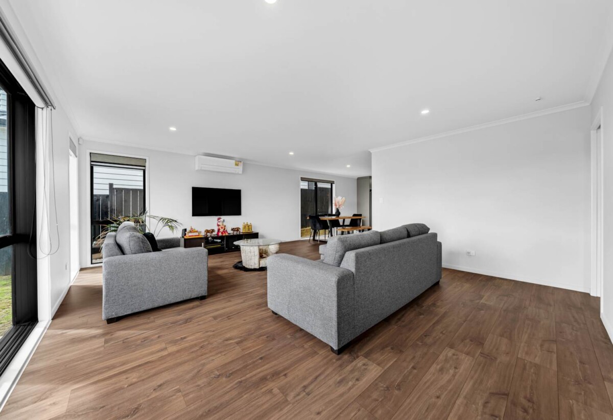 Built by renowned builder GJ Gardner, 4 beds 3 baths house with garage on 378m² section, 0.3 km to Mangapikopiko School, 1.4 km to Rosehill Intermediate, 1.6 km to Rosehill College, 5 Emerald Avenue, Rosehill, Auckland