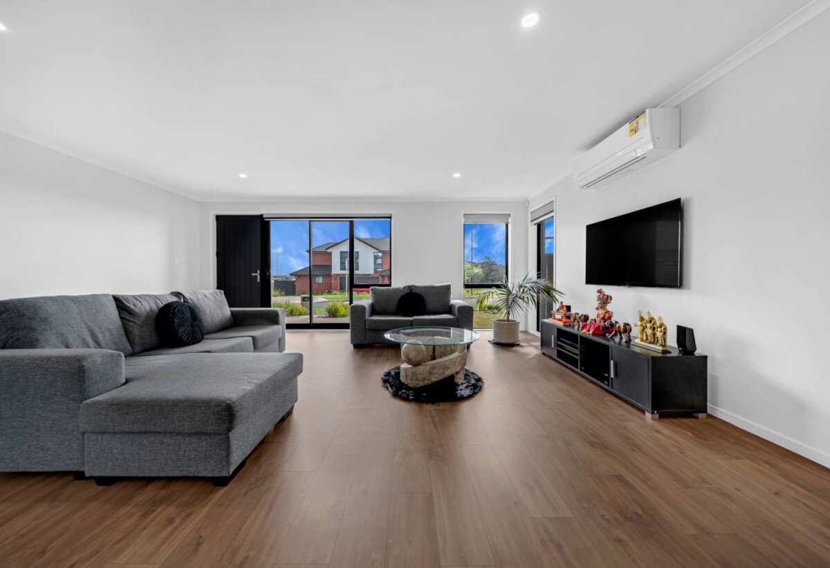 Built by renowned builder GJ Gardner, 4 beds 3 baths house with garage on 378m² section, 0.3 km to Mangapikopiko School, 1.4 km to Rosehill Intermediate, 1.6 km to Rosehill College, 5 Emerald Avenue, Rosehill, Auckland