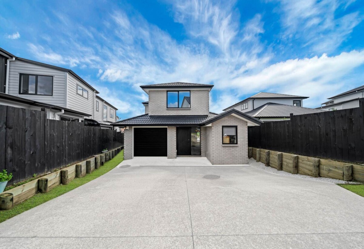 Built by renowned builder GJ Gardner, 4 beds 3 baths house with garage on 378m² section, 0.3 km to Mangapikopiko School, 1.4 km to Rosehill Intermediate, 1.6 km to Rosehill College, 5 Emerald Avenue, Rosehill, Auckland