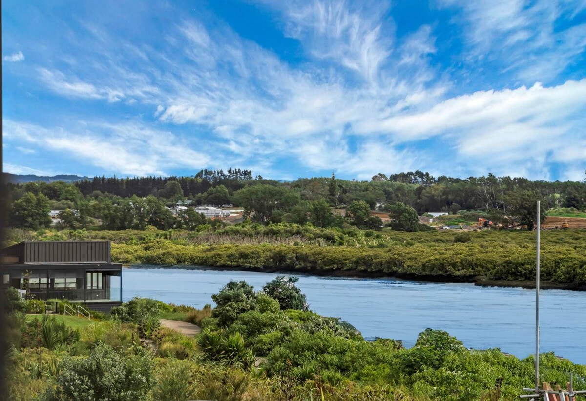 Built by renowned builder GJ Gardner, 4 beds 3 baths house with garage on 378m² section, 0.3 km to Mangapikopiko School, 1.4 km to Rosehill Intermediate, 1.6 km to Rosehill College, 5 Emerald Avenue, Rosehill, Auckland