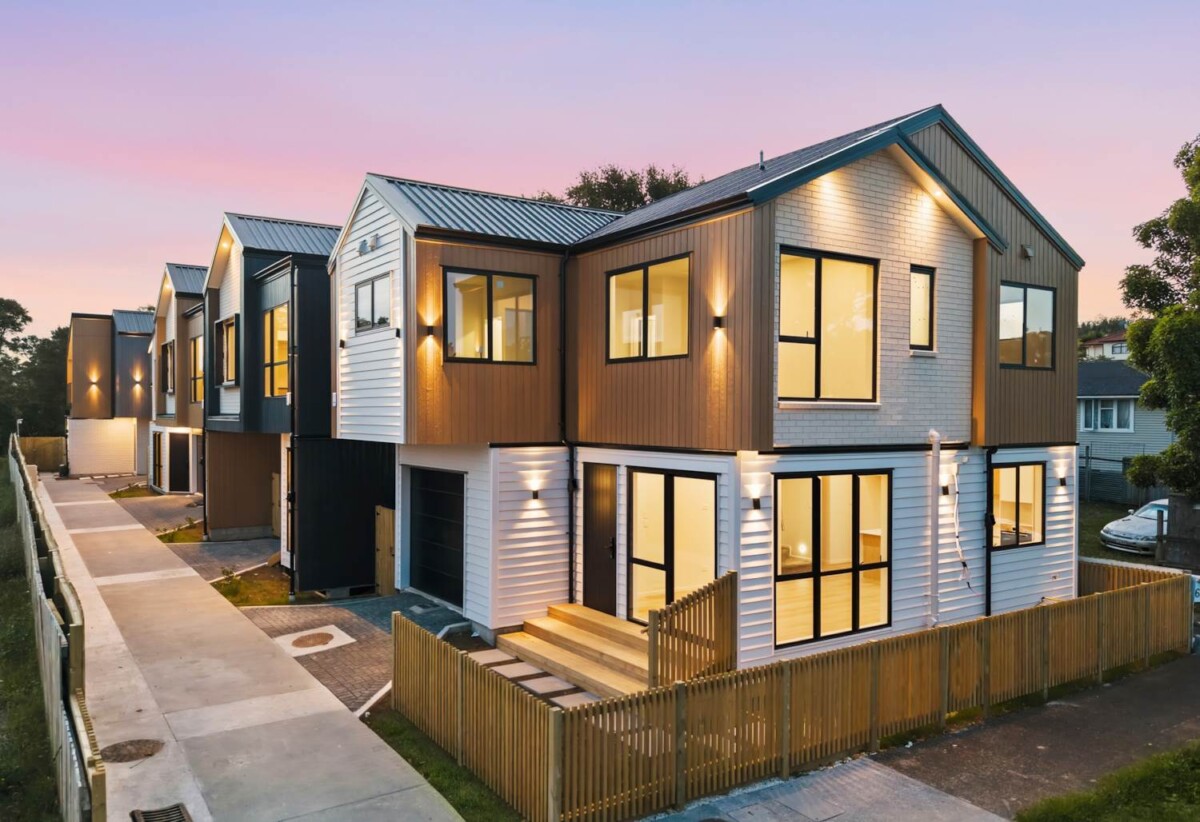 Brandnew standalone 4 beds 2.5 baths home with garage, close to Glen Innes Train Station, PaknSave Supermarket, local shops, schools, beach, 0.5 km to Glen Innes School, 4/65 Apirana Avenue, Glen Innes, Auckland