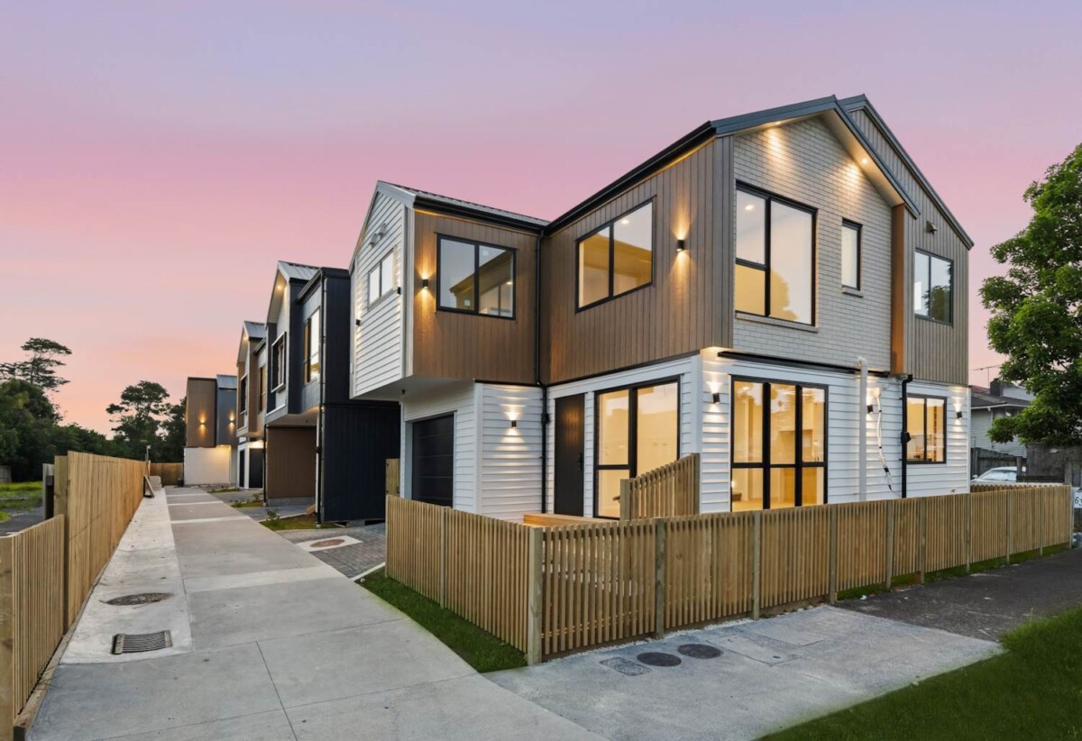 Brandnew standalone 4 beds 2.5 baths home with garage, close to Glen Innes Train Station, PaknSave Supermarket, local shops, schools, beach, 0.5 km to Glen Innes School, 4/65 Apirana Avenue, Glen Innes, Auckland