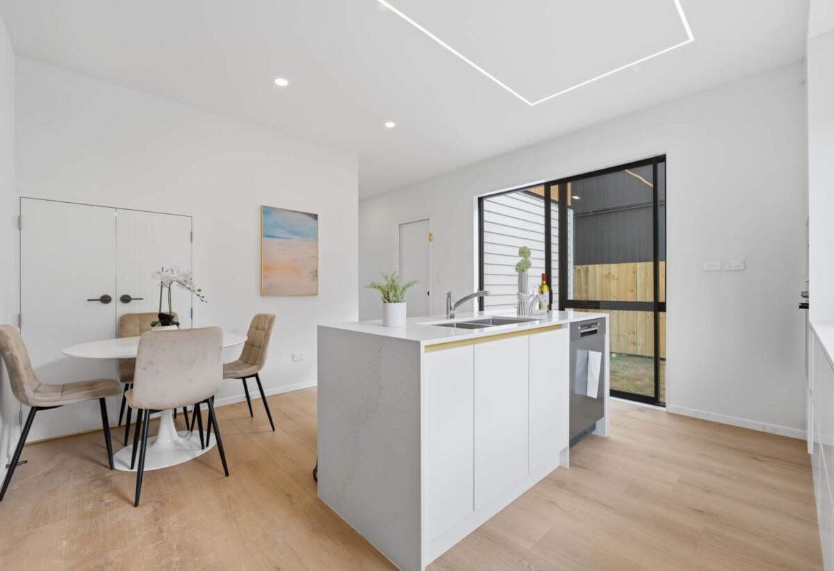 Brandnew standalone 4 beds 2.5 baths home with garage, close to Glen Innes Train Station, PaknSave Supermarket, local shops, schools, beach, 0.5 km to Glen Innes School, 3/65 Apirana Avenue, Glen Innes, Auckland