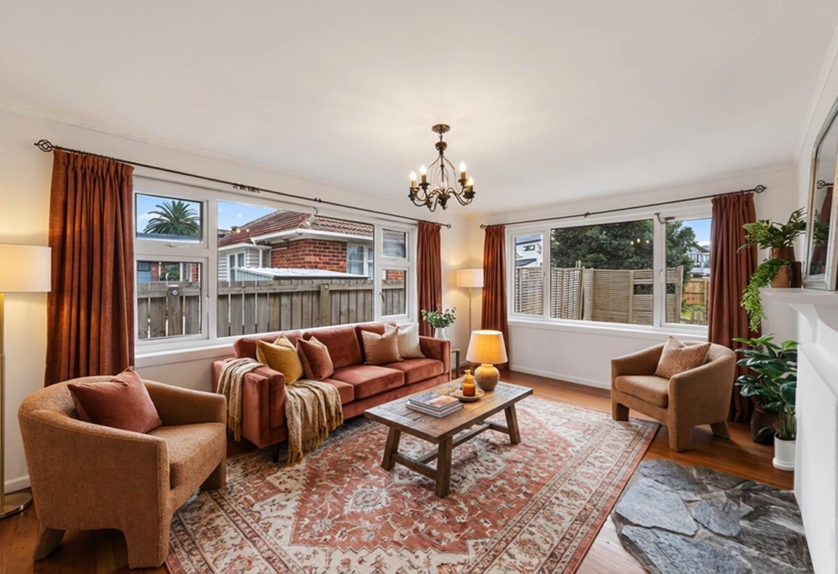 779m2 land, 4 beds 3 baths house (3 beds 2 beds house + 1 bed 1bath sleepout), All the windows have been replaced with aluminium jornery and double glazing ( including the sleepout), 0.2 km to Tamaki School, 9 Larsen Road, Panmure, Auckland