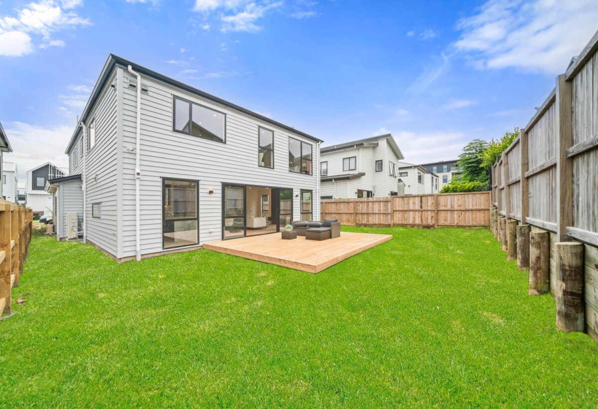 Brandnew 5 beds 4.5 baths house on 400m2 section, with 1 bed granny ground floor, 0.7km to Scott Point Primary School, 1.1 km to Hobsonville Point Secondary School, 6 Pukeko Road, Hobsonville, Auckland