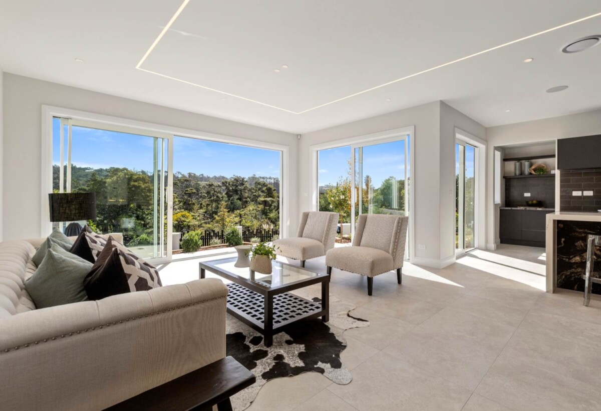 Albany school zone, 2 dwellings ( 6 beds 3 baths house + 1 bed 1 bath house), 565m2 7 beds house on 1501m2 section, close to schools, reserve, water access, Albany mall, 0.9 km to Greenhithe School, 11 Henry Blyth Lane, Greenhithe, Auckland
