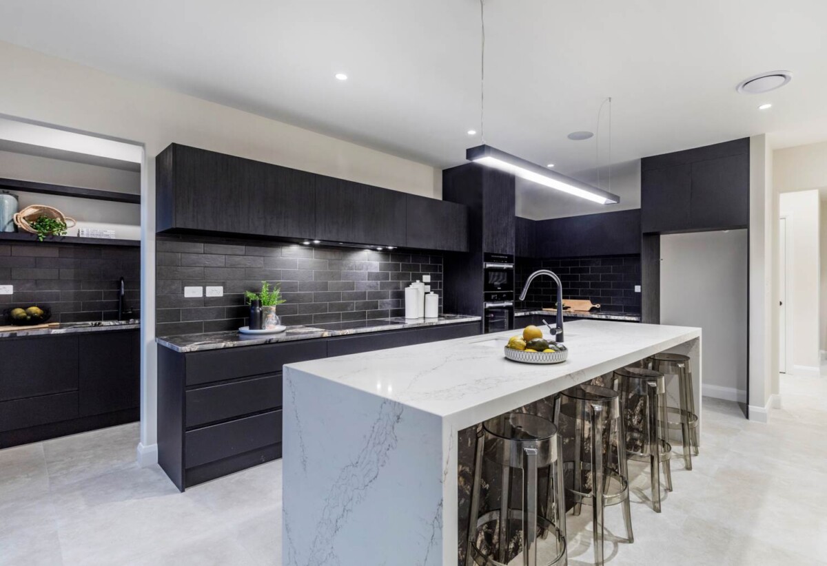 Albany school zone, 2 dwellings ( 6 beds 3 baths house + 1 bed 1 bath house), 565m2 7 beds house on 1501m2 section, close to schools, reserve, water access, Albany mall, 0.9 km to Greenhithe School, 11 Henry Blyth Lane, Greenhithe, Auckland