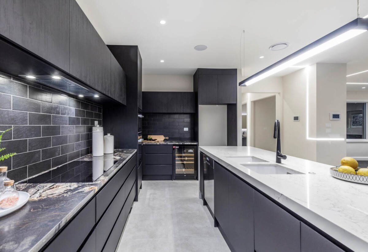 Albany school zone, 2 dwellings ( 6 beds 3 baths house + 1 bed 1 bath house), 565m2 7 beds house on 1501m2 section, close to schools, reserve, water access, Albany mall, 0.9 km to Greenhithe School, 11 Henry Blyth Lane, Greenhithe, Auckland