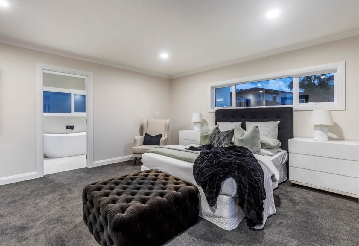 Albany school zone, 2 dwellings ( 6 beds 3 baths house + 1 bed 1 bath house), 565m2 7 beds house on 1501m2 section, close to schools, reserve, water access, Albany mall, 0.9 km to Greenhithe School, 11 Henry Blyth Lane, Greenhithe, Auckland