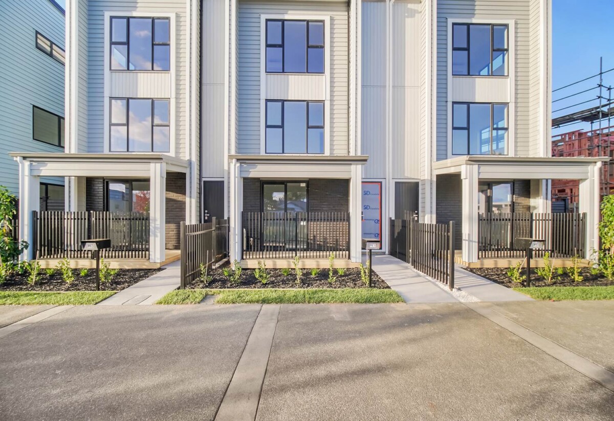 Brandnew 5 beds home with car park on 172m2 section, 2 ensuites, Costco is coming, New shopping mall is coming as well as new train station, 149 Bremner Road, Karaka, Auckland