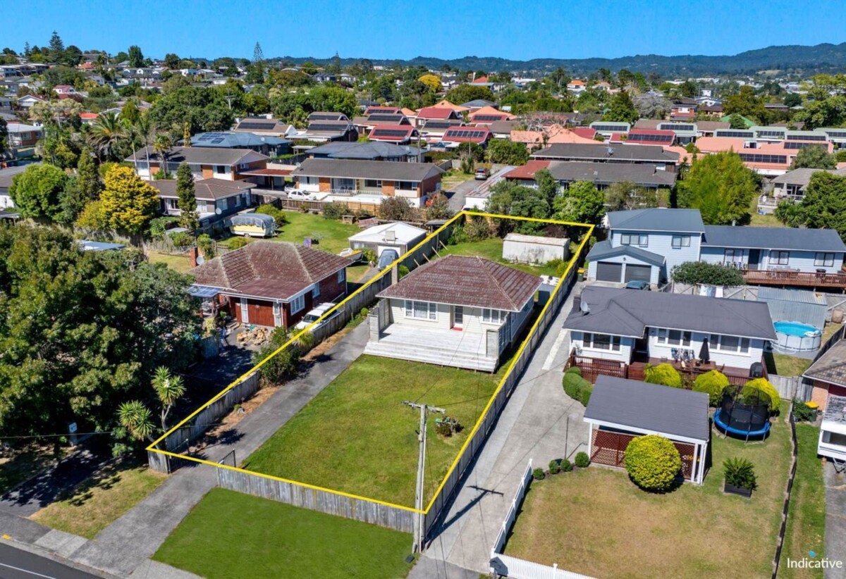Vendors cashing out, 2 beds house on 812m2 section, currently rented, Mixed Housing Urban zone, 0.7 km to Henderson School, 4 Duncan Avenue, Te Atatu South, Auckland