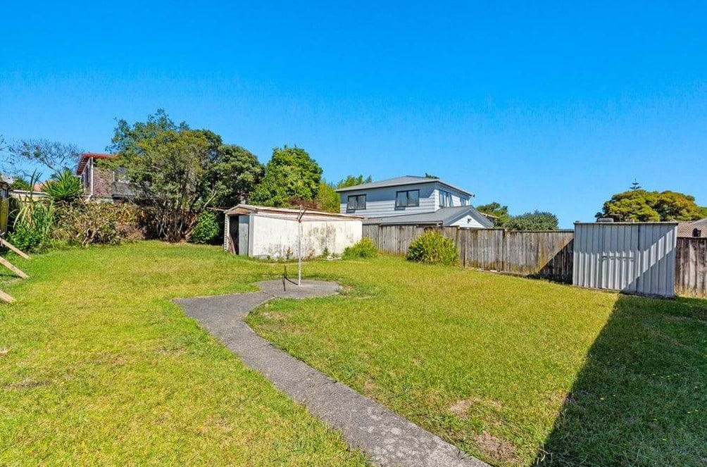 Vendors cashing out, 2 beds house on 812m2 section, currently rented, Mixed Housing Urban zone, 0.7 km to Henderson School, 4 Duncan Avenue, Te Atatu South, Auckland