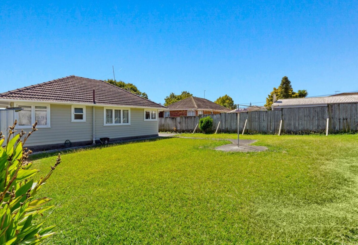 Vendors cashing out, 2 beds house on 812m2 section, currently rented, Mixed Housing Urban zone, 0.7 km to Henderson School, 4 Duncan Avenue, Te Atatu South, Auckland
