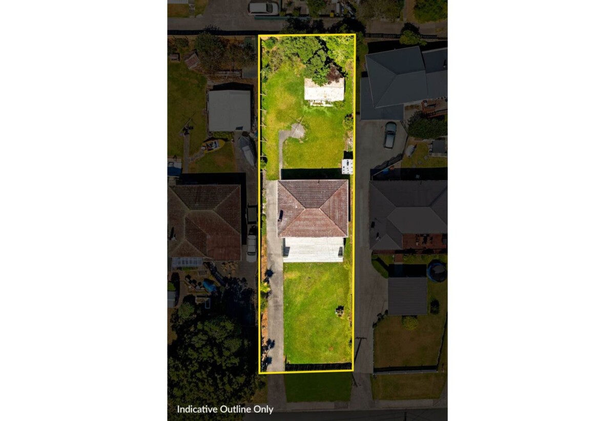 Vendors cashing out, 2 beds house on 812m2 section, currently rented, Mixed Housing Urban zone, 0.7 km to Henderson School, 4 Duncan Avenue, Te Atatu South, Auckland