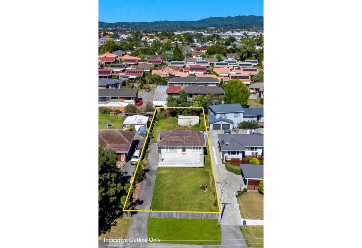 Vendors cashing out, 2 beds house on 812m2 section, currently rented, Mixed Housing Urban zone, 0.7 km to Henderson School, 4 Duncan Avenue, Te Atatu South, Auckland