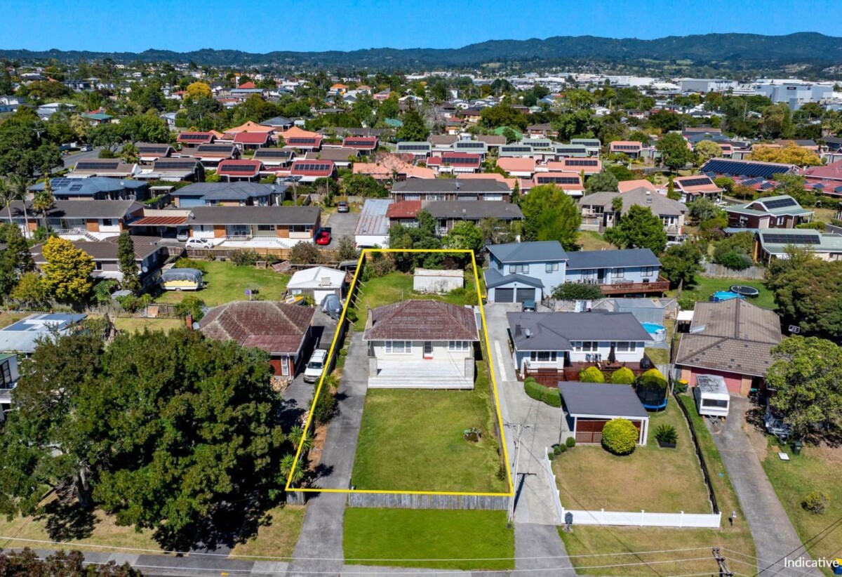 Vendors cashing out, 2 beds house on 812m2 section, currently rented, Mixed Housing Urban zone, 0.7 km to Henderson School, 4 Duncan Avenue, Te Atatu South, Auckland