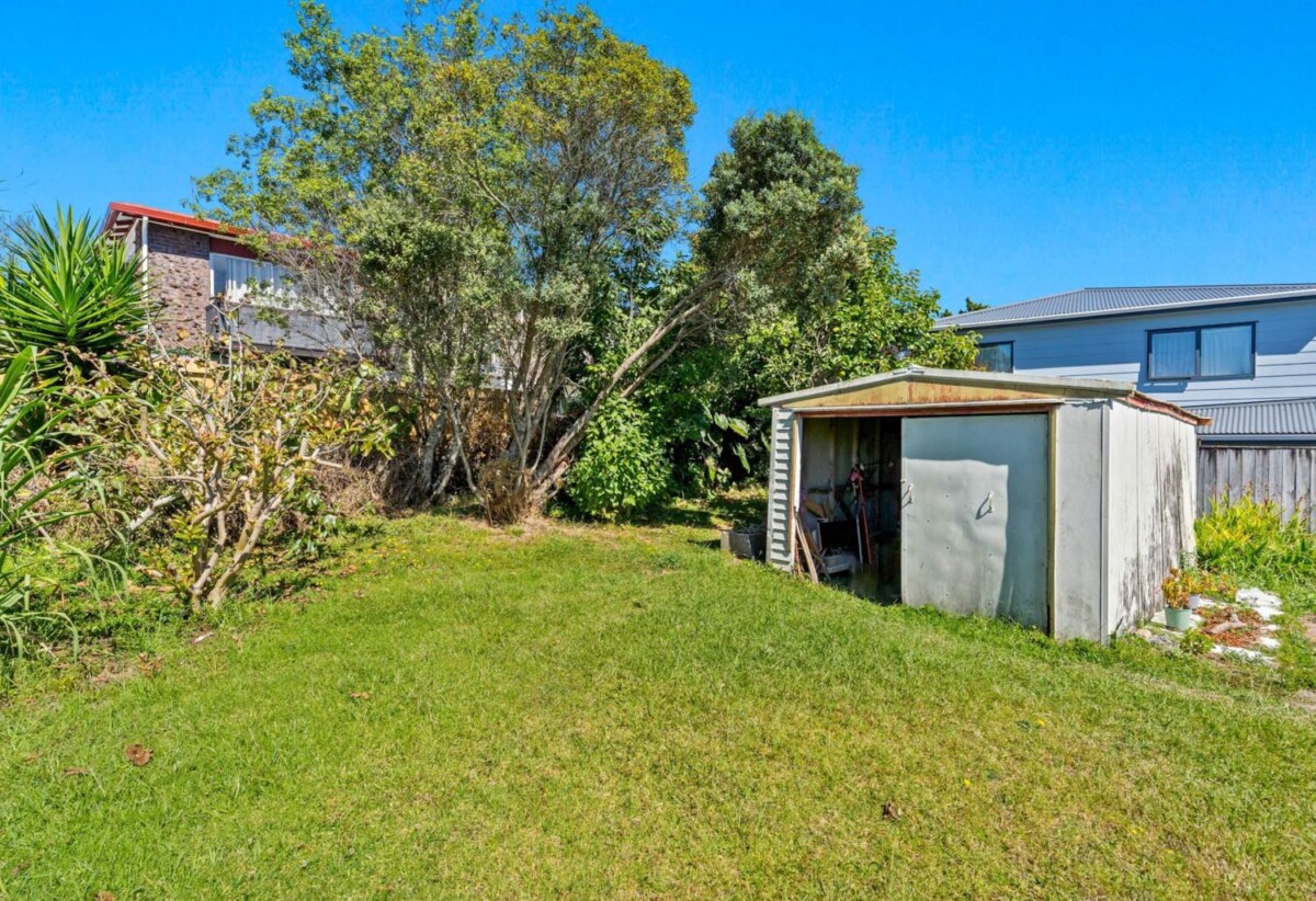 Vendors cashing out, 2 beds house on 812m2 section, currently rented, Mixed Housing Urban zone, 0.7 km to Henderson School, 4 Duncan Avenue, Te Atatu South, Auckland