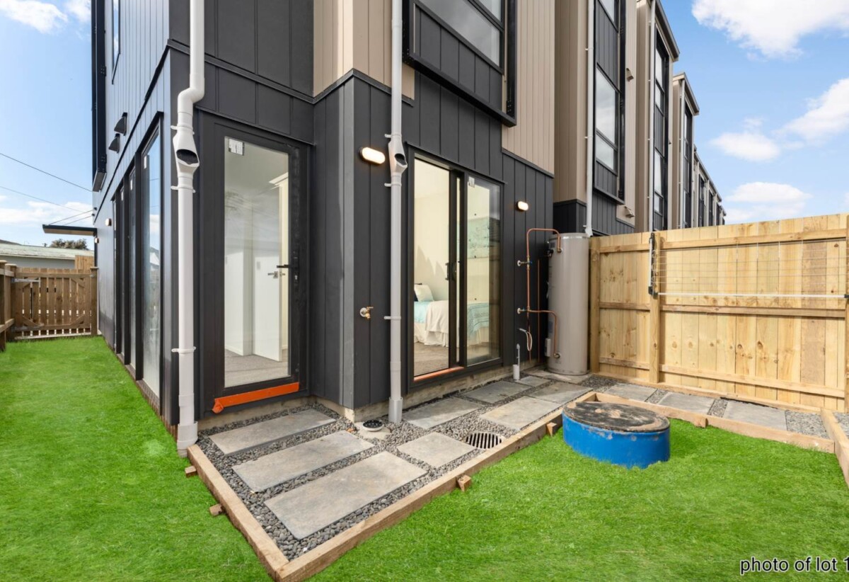 Brandnew 4 beds 4 baths home with garage, 1 bed 1 bath ground floor, 0.1 km to Rutherford School, 0.3 km to Rutherford College, 1.5 km to Te Atatu Intermediate, 4/4 Toru Street, Te Atatu Peninsula, Auckland