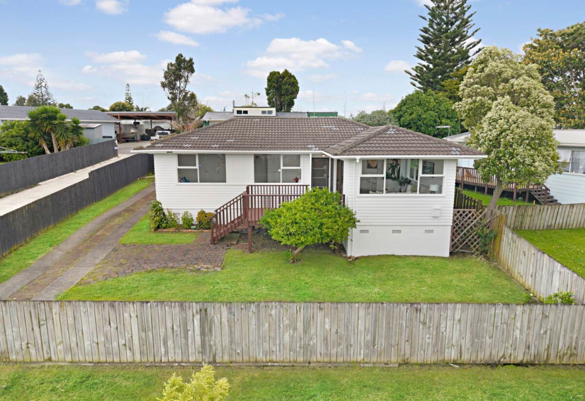 3 beds house on 607m² section, Zoning: Current MH Suburban / Proposed MH Urban (PC 120), CV 2024: $780,000 ( council rates $2,876 ), 1.4 km to Manurewa Intermediate, 46 Dagenham Street, Manurewa, Auckland