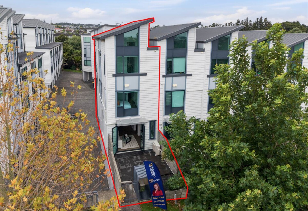 Freehold 4 beds 2 baths home with garage, 0.6 km to Mission Heights Primary School, 0.5 km to Mission Heights Junior College, 0.8 km to Ormiston Senior College, 313 Murphys Road, Flat Bush, Auckland