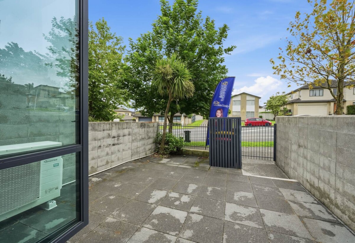 Freehold 4 beds 2 baths home with garage, 0.6 km to Mission Heights Primary School, 0.5 km to Mission Heights Junior College, 0.8 km to Ormiston Senior College, 313 Murphys Road, Flat Bush, Auckland