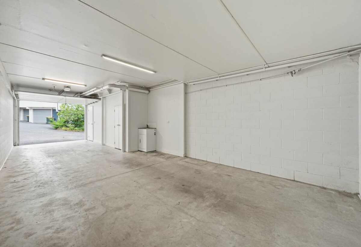 Freehold 4 beds 2 baths home with garage, 0.6 km to Mission Heights Primary School, 0.5 km to Mission Heights Junior College, 0.8 km to Ormiston Senior College, 313 Murphys Road, Flat Bush, Auckland