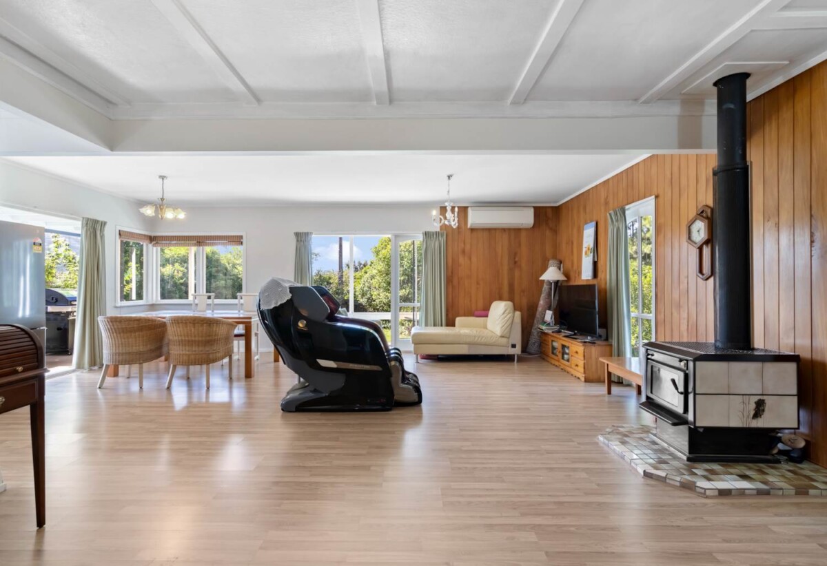 3 beds + 1 big office room on 4.0471ha land, 2 standalone garage, 4 large metal sheds (approx. 700m² each), 1.3 km to Whenuapai School, 4 km to Hobsonville Point Secondary School, 33 Riverlea Road, Whenuapai, Auckland