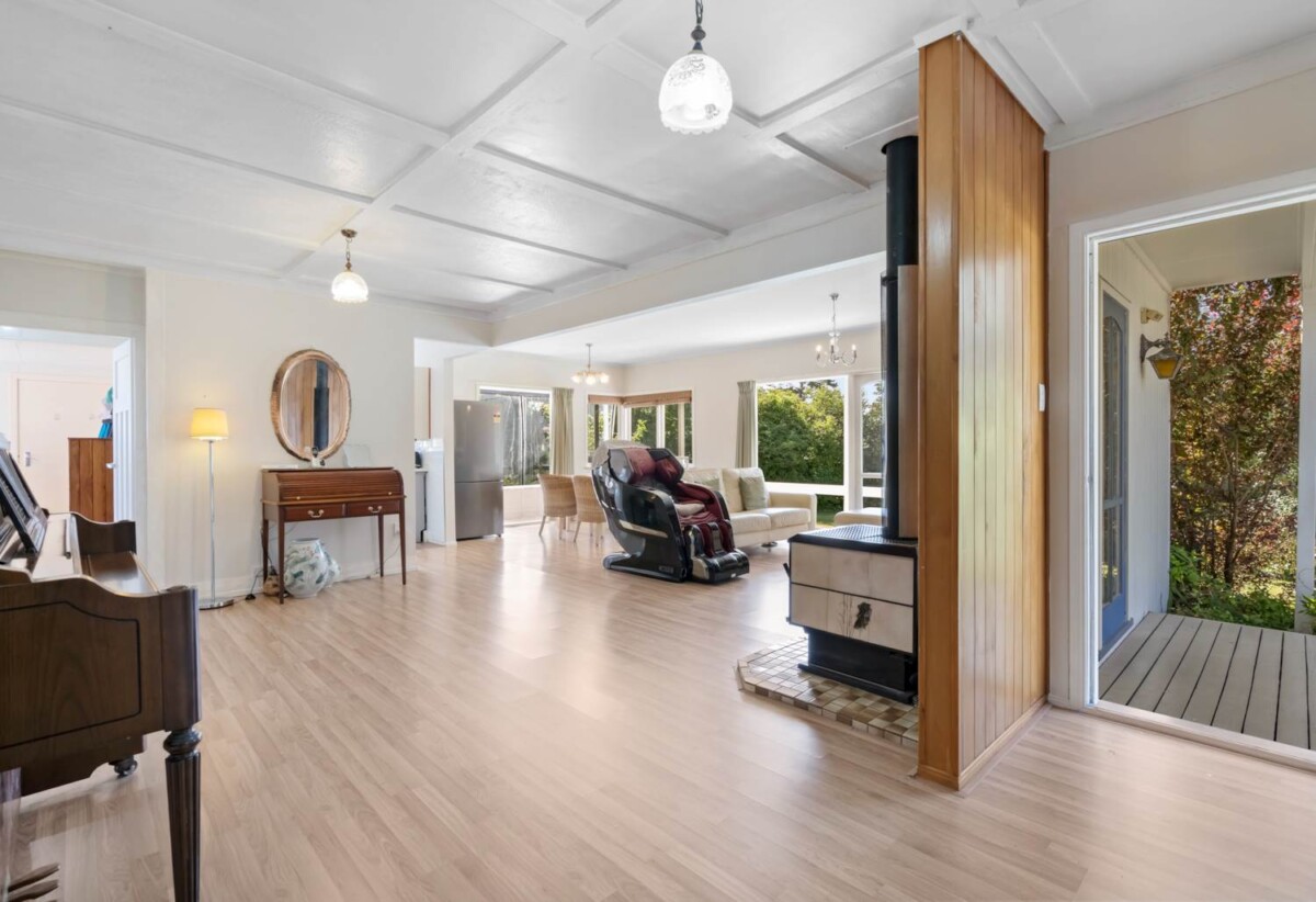 3 beds + 1 big office room on 4.0471ha land, 2 standalone garage, 4 large metal sheds (approx. 700m² each), 1.3 km to Whenuapai School, 4 km to Hobsonville Point Secondary School, 33 Riverlea Road, Whenuapai, Auckland