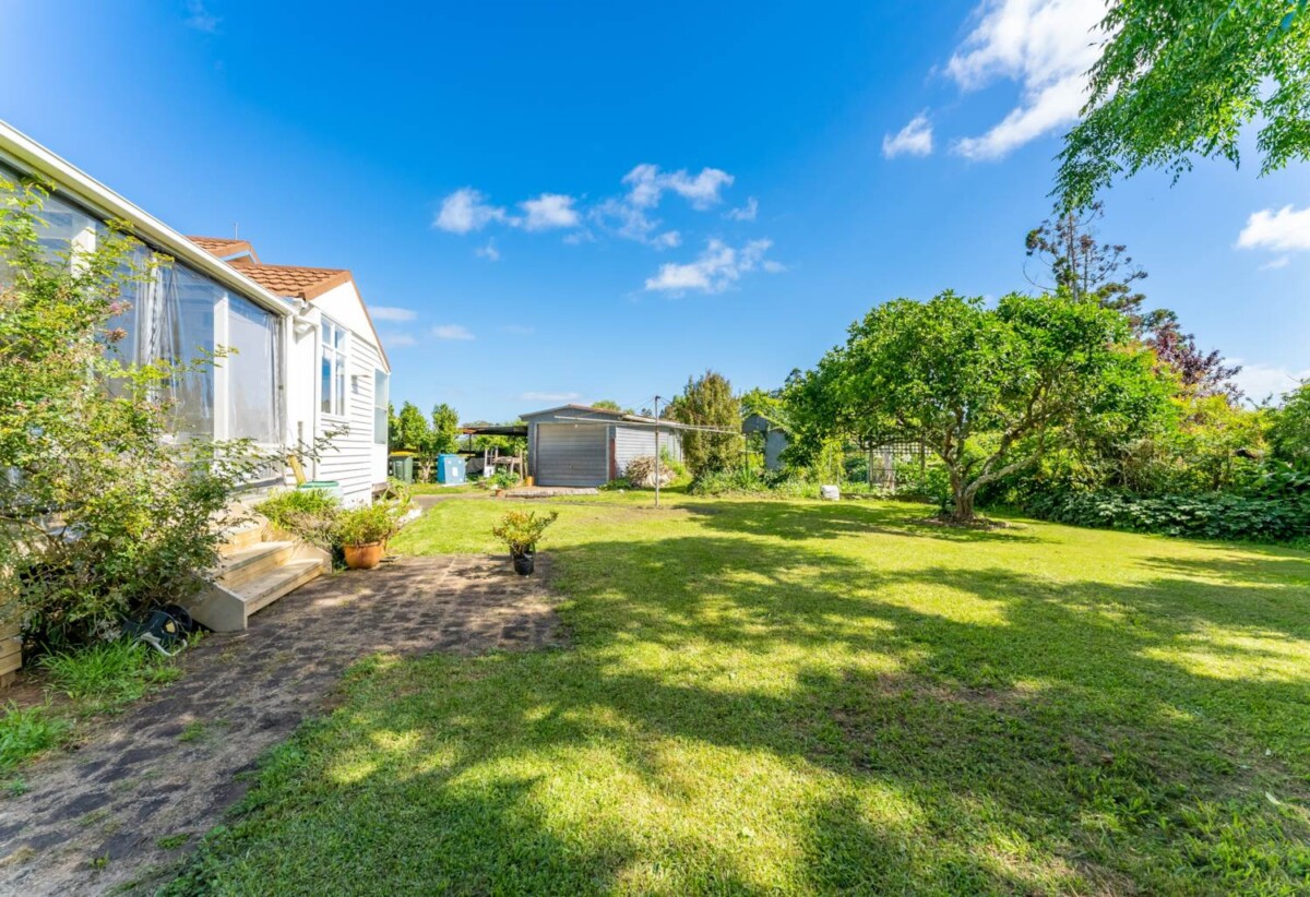 3 beds + 1 big office room on 4.0471ha land, 2 standalone garage, 4 large metal sheds (approx. 700m² each), 1.3 km to Whenuapai School, 4 km to Hobsonville Point Secondary School, 33 Riverlea Road, Whenuapai, Auckland