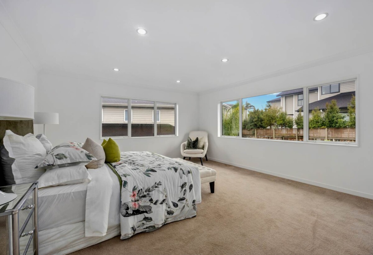 333m2 6 beds 4 baths house on 589m² section, with 2 beds granny, 0.5 km to Upper Harbour Primary School, 1.4 km to Greenhithe School, 2.0 km to Albany Junior High School, 60 Huntington Park Drive, Greenhithe, Auckland