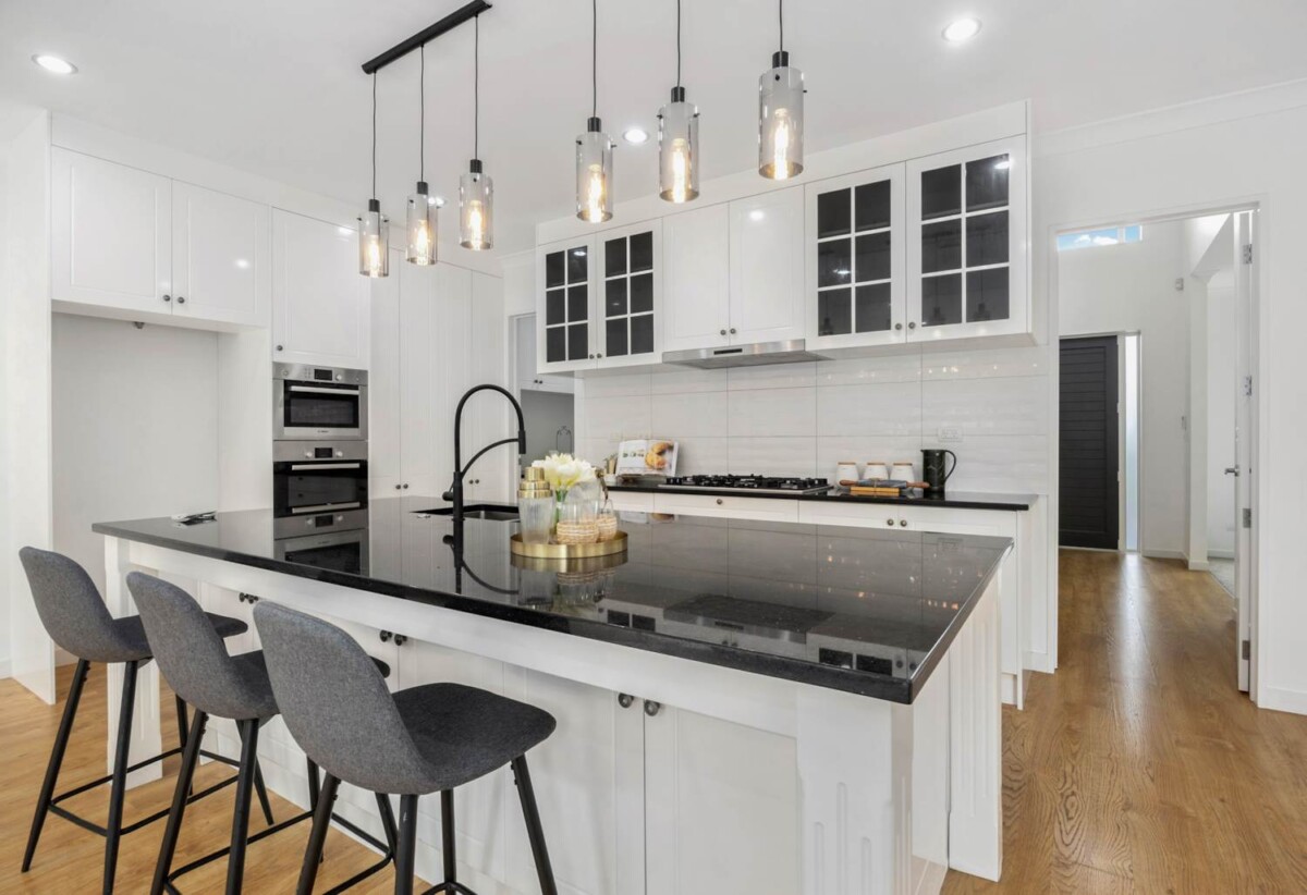 333m2 6 beds 4 baths house on 589m² section, with 2 beds granny, 0.5 km to Upper Harbour Primary School, 1.4 km to Greenhithe School, 2.0 km to Albany Junior High School, 60 Huntington Park Drive, Greenhithe, Auckland