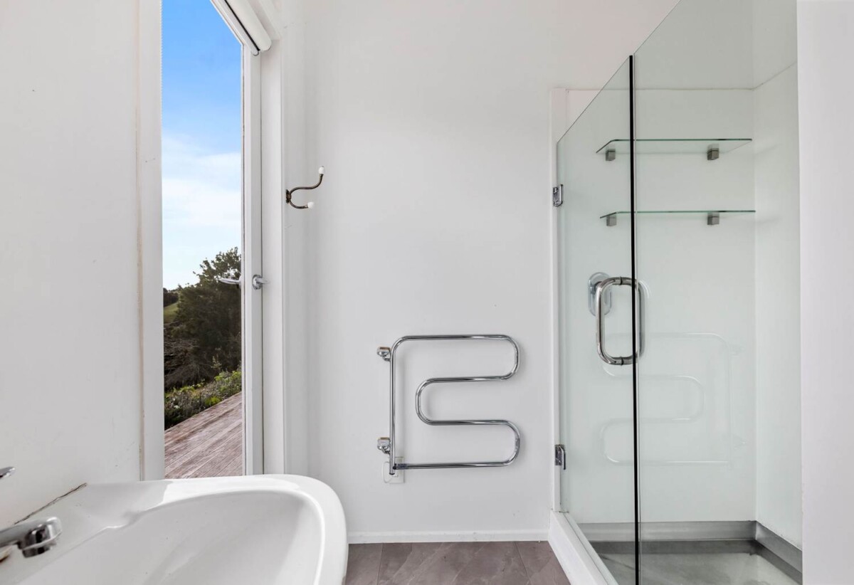 6 beds 2.5 baths houses on 1.4258ha land, a 4 beds 1.5 bath main home + 2 beds 1 bath cottage, currently rented for rented at $690 and $650 per week, 2.4 km to Coatesville School, 2.5 to Albany Senior High School, 136 Ridge Road, Coatesville, Auckland