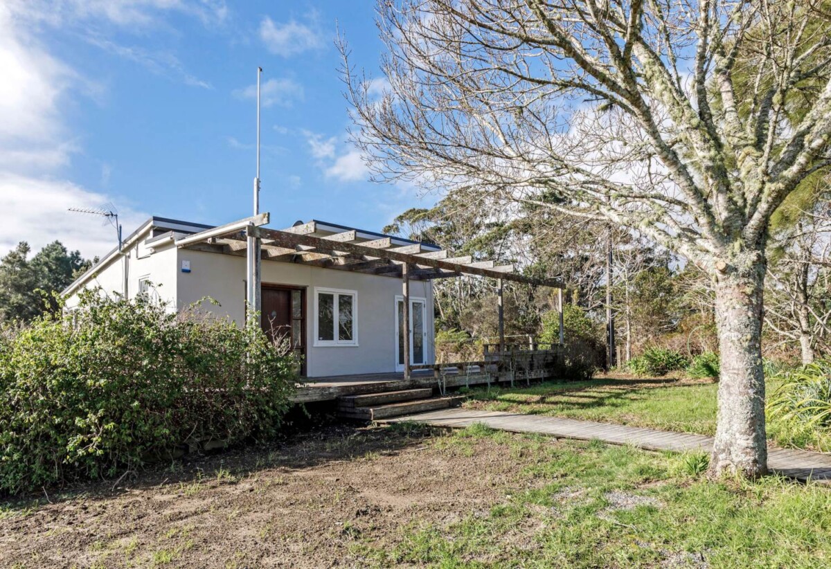 6 beds 2.5 baths houses on 1.4258ha land, a 4 beds 1.5 bath main home + 2 beds 1 bath cottage, currently rented for rented at $690 and $650 per week, 2.4 km to Coatesville School, 2.5 to Albany Senior High School, 136 Ridge Road, Coatesville, Auckland