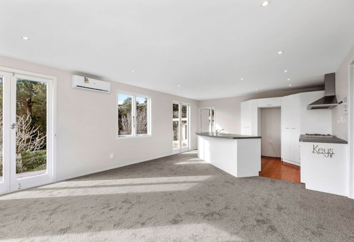 6 beds 2.5 baths houses on 1.4258ha land, a 4 beds 1.5 bath main home + 2 beds 1 bath cottage, currently rented for rented at $690 and $650 per week, 2.4 km to Coatesville School, 2.5 to Albany Senior High School, 136 Ridge Road, Coatesville, Auckland