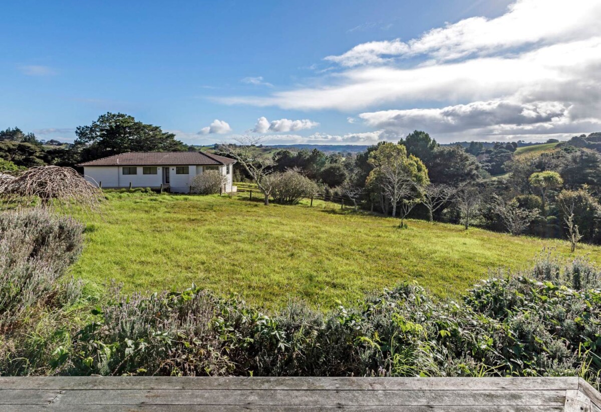 6 beds 2.5 baths houses on 1.4258ha land, a 4 beds 1.5 bath main home + 2 beds 1 bath cottage, currently rented for rented at $690 and $650 per week, 2.4 km to Coatesville School, 2.5 to Albany Senior High School, 136 Ridge Road, Coatesville, Auckland