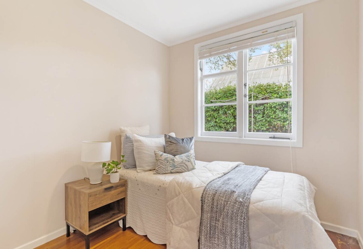 Brick 3 beds 1 bath home with car park, 0.8 km to Cornwall Park District School, 1.1 km to Remuera Intermediate, 1.2 km to One Tree Hill College, 1/214 Campbell Road, Greenlane, Auckland