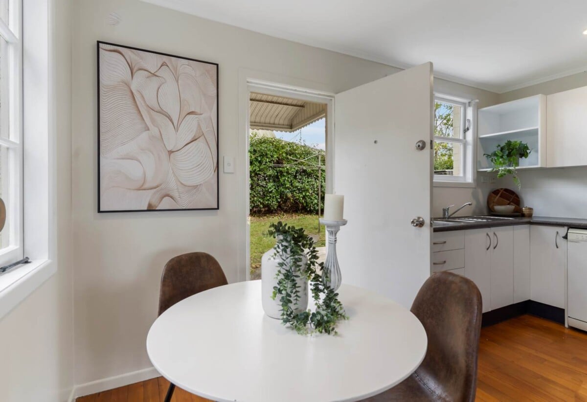 Brick 3 beds 1 bath home with car park, 0.8 km to Cornwall Park District School, 1.1 km to Remuera Intermediate, 1.2 km to One Tree Hill College, 1/214 Campbell Road, Greenlane, Auckland