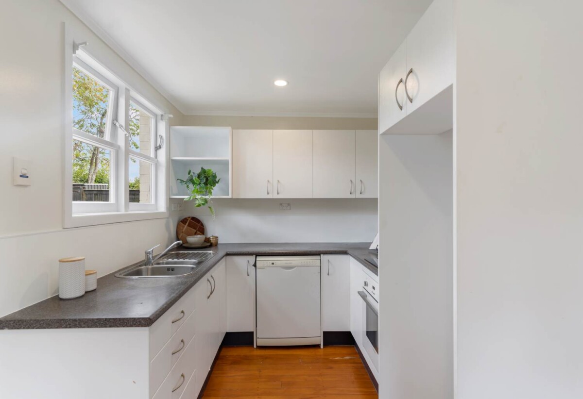Brick 3 beds 1 bath home with car park, 0.8 km to Cornwall Park District School, 1.1 km to Remuera Intermediate, 1.2 km to One Tree Hill College, 1/214 Campbell Road, Greenlane, Auckland
