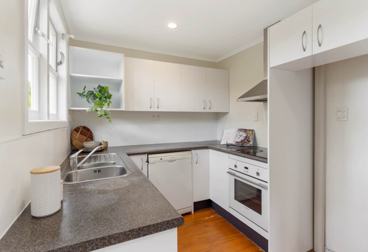 Brick 3 beds 1 bath home with car park, 0.8 km to Cornwall Park District School, 1.1 km to Remuera Intermediate, 1.2 km to One Tree Hill College, 1/214 Campbell Road, Greenlane, Auckland