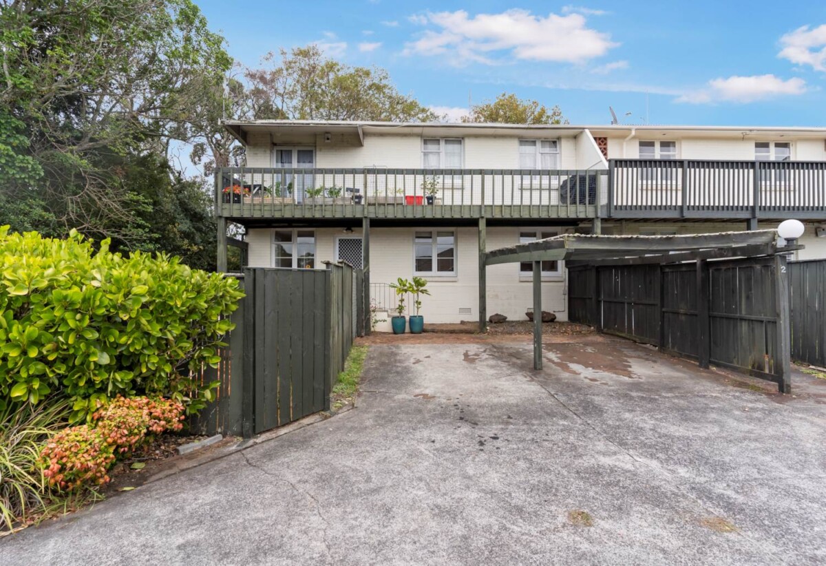 Brick 3 beds 1 bath home with car park, 0.8 km to Cornwall Park District School, 1.1 km to Remuera Intermediate, 1.2 km to One Tree Hill College, 1/214 Campbell Road, Greenlane, Auckland