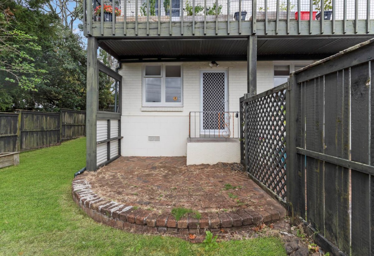 Brick 3 beds 1 bath home with car park, 0.8 km to Cornwall Park District School, 1.1 km to Remuera Intermediate, 1.2 km to One Tree Hill College, 1/214 Campbell Road, Greenlane, Auckland