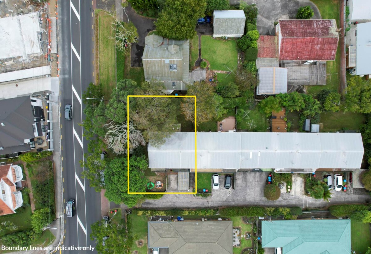 Brick 3 beds 1 bath home with car park, 0.8 km to Cornwall Park District School, 1.1 km to Remuera Intermediate, 1.2 km to One Tree Hill College, 1/214 Campbell Road, Greenlane, Auckland