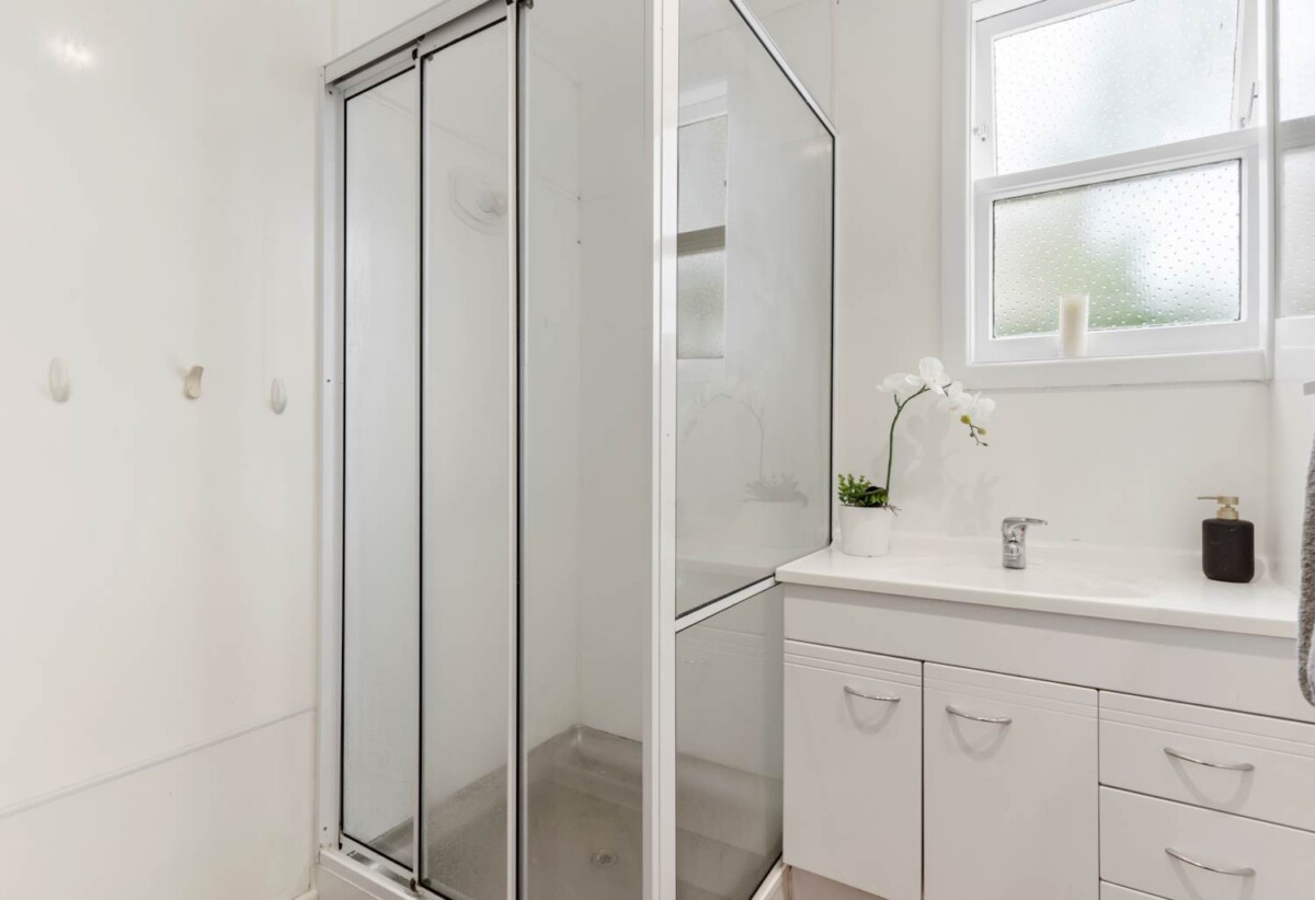 Brick 3 beds 1 bath home with car park, 0.8 km to Cornwall Park District School, 1.1 km to Remuera Intermediate, 1.2 km to One Tree Hill College, 1/214 Campbell Road, Greenlane, Auckland