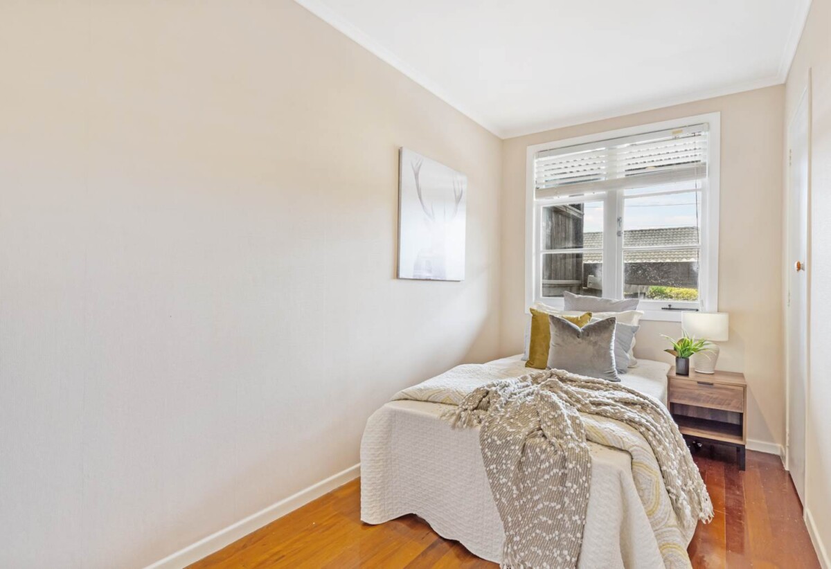 Brick 3 beds 1 bath home with car park, 0.8 km to Cornwall Park District School, 1.1 km to Remuera Intermediate, 1.2 km to One Tree Hill College, 1/214 Campbell Road, Greenlane, Auckland