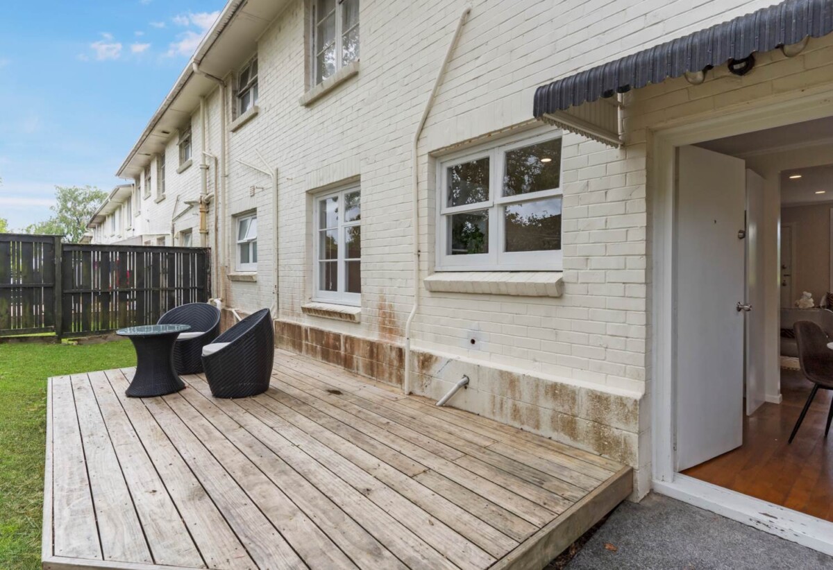 Brick 3 beds 1 bath home with car park, 0.8 km to Cornwall Park District School, 1.1 km to Remuera Intermediate, 1.2 km to One Tree Hill College, 1/214 Campbell Road, Greenlane, Auckland