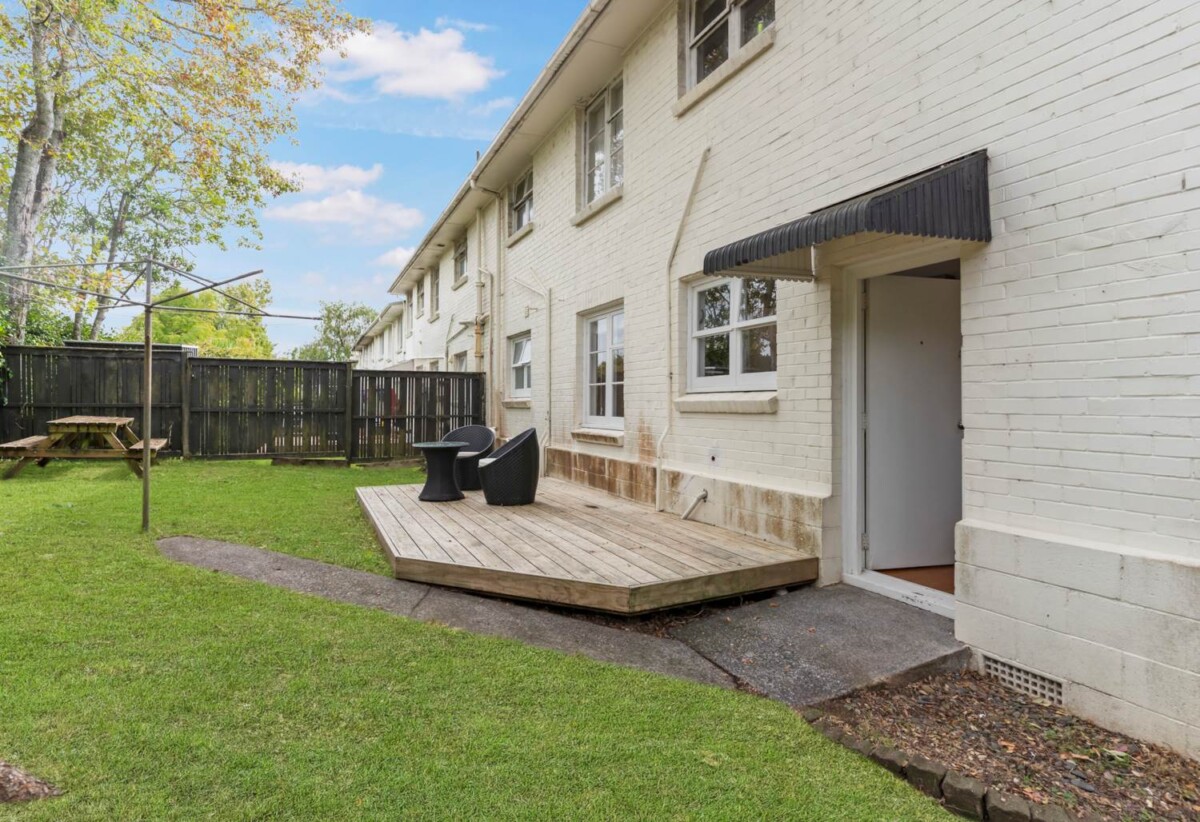 Brick 3 beds 1 bath home with car park, 0.8 km to Cornwall Park District School, 1.1 km to Remuera Intermediate, 1.2 km to One Tree Hill College, 1/214 Campbell Road, Greenlane, Auckland